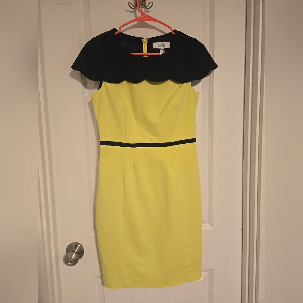 Belle Badgley Mischka dress in yellow and navy blue, scalloped neckline Size 6